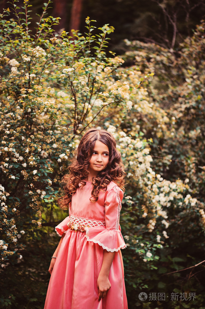 卷毛的女孩打扮成童话公主