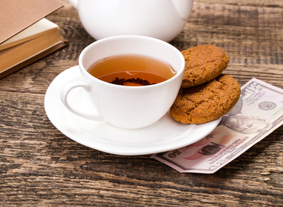 甜饼干，与一元钱上木制苍白象牙茶杯