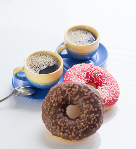 热咖啡和甜甜圈在早上。柔和的复古色彩