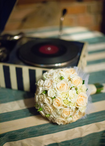 桌上的新娘婚礼饱和的白玫瑰花束