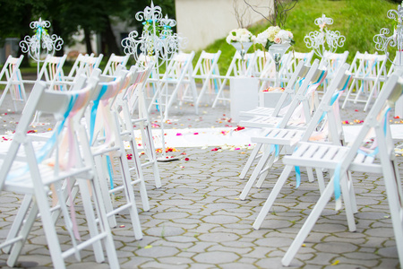 在仪式上装饰的白色婚礼椅子