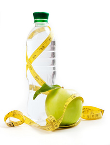 苹果核，瓶装水的健康的生活，在白色的背景