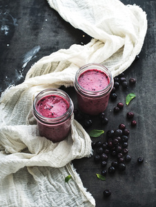 玻璃罐蓝莓与薄荷在黑暗 grunge 背景新鲜健康的果汁