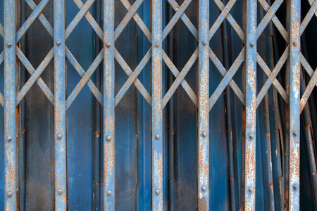 蓝色旧钢门图片