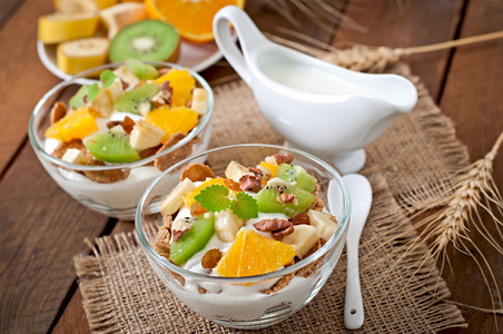 牛奶什锦早餐和水果的健康甜品图片