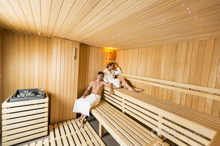 年轻的夫妇在桑拿房中休息