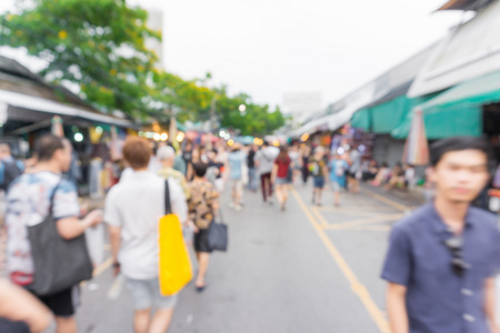 抽象模糊的人在 jatujak 市场购物