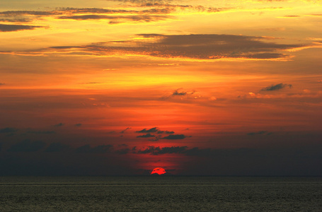 美丽的夕阳在海