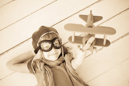 快乐的孩子玩玩具飞机