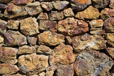老石头墙构造从旧铜矿山石图片