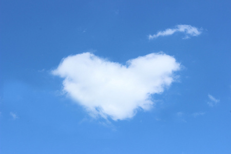 心形云彩心形蓝色天空中的云彩照片
