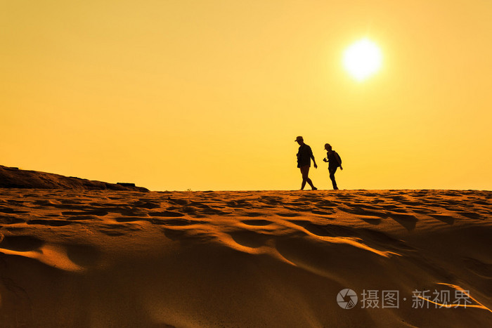 两人在沙滩上漫步沙漠