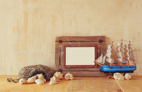 老航海木构架 船和天然贝壳木制的桌子上