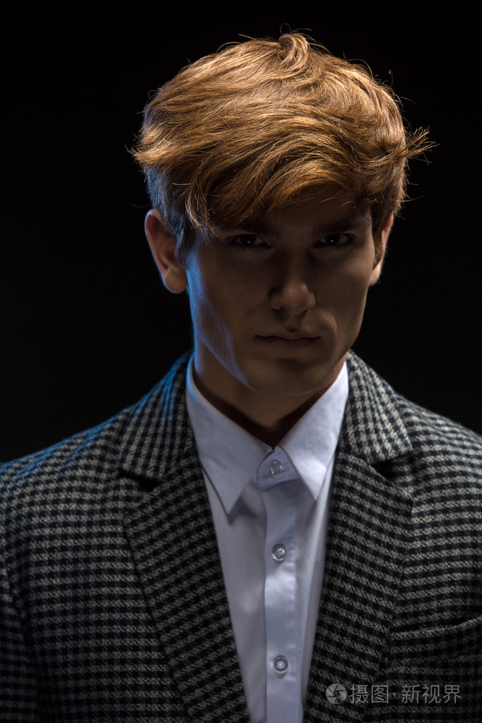 红发帅哥黑色背景上的肖像