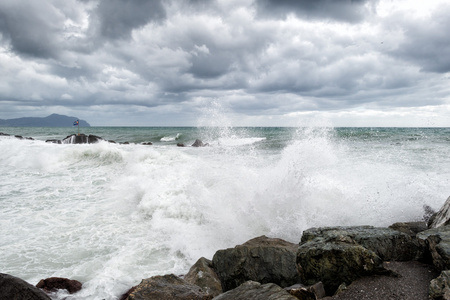 海中岩岸上的暴风雨