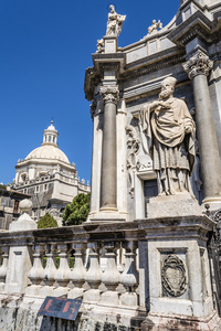 圣伯多禄大教堂的教堂雕像圣徒。意大利西西里岛卡塔尼亚，