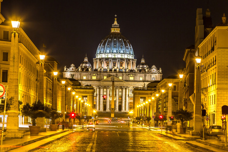 到了晚上，罗马梵蒂冈