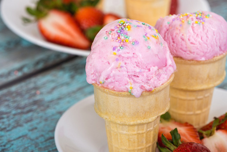 草莓冰淇淋洒在华夫格杯