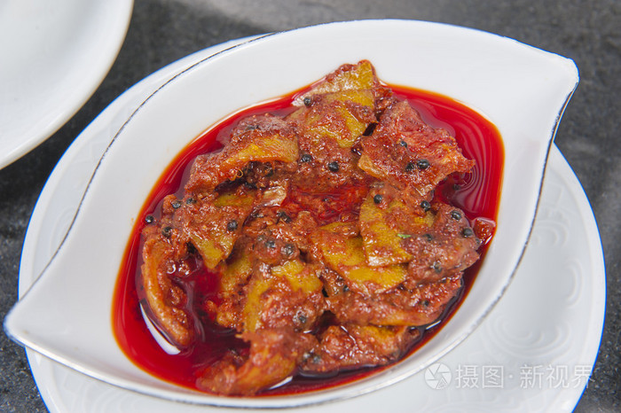 碗的辣土豆萨尔萨辣酱