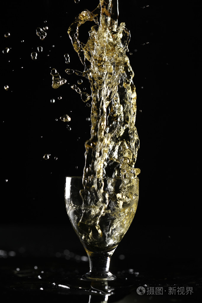 酒倒时溅起水花照片-正版商用图片1iwhwh-摄图新视界