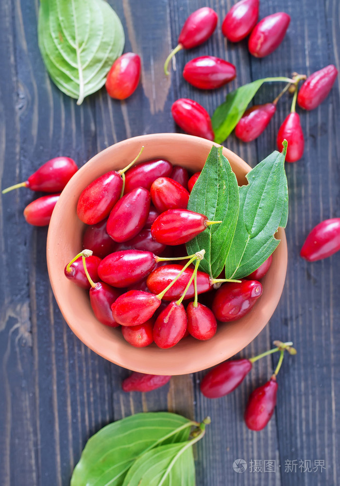 在碗里的新鲜山茱萸