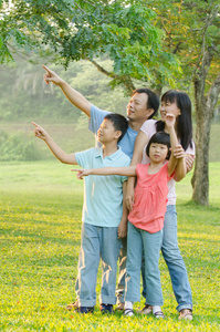 亚洲家庭享受步行