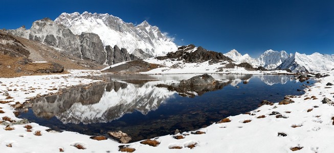 洛子峰和努与湖的全景视图