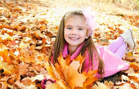 秋天的枫叶的可爱小女孩肖像叶