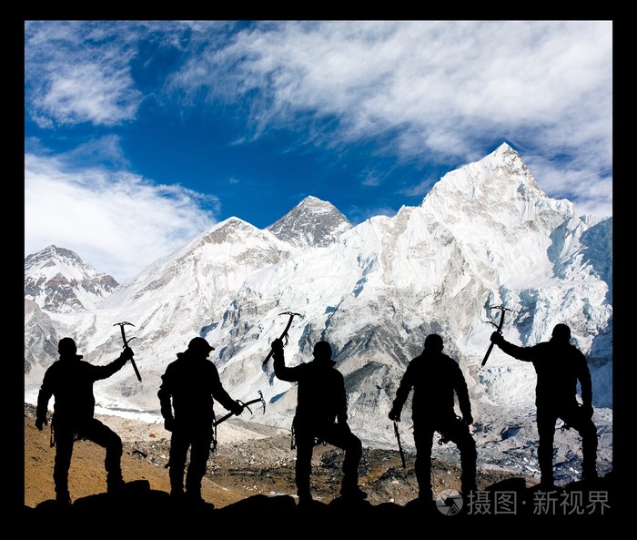 登上珠穆朗玛峰攀登男子的剪影