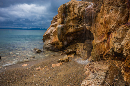 在 Loutro Edipsou 海滩上热瀑布