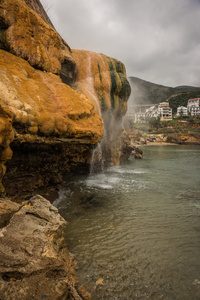 在 Loutro Edipsou 海滩上热瀑布