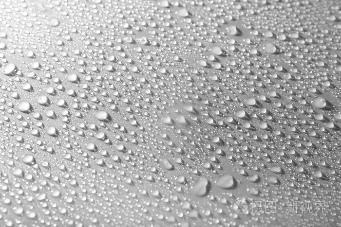 水珠在玻璃上明亮的背景上
