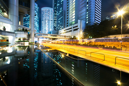 交通灯步道在现代城市的夜晚