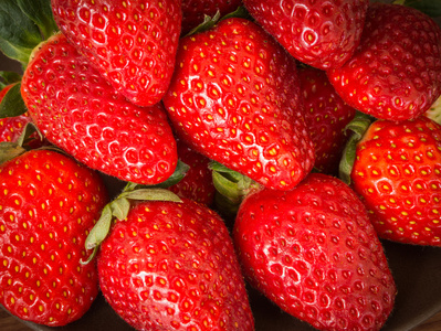 成熟多汁的草莓