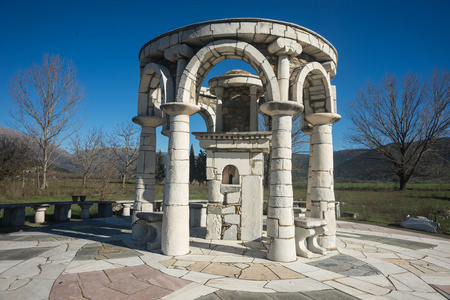 在古代 Mantineia 寺