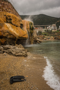 在 Loutro Edipsou 海滩上热瀑布