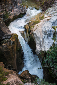 在 vouraikos 峡谷瀑布景观