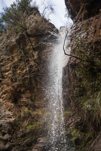 在 vouraikos 峡谷瀑布景观