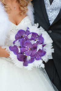 婚礼花束紫色兰花和羽毛