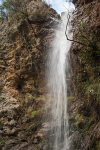 在 vouraikos 峡谷瀑布景观