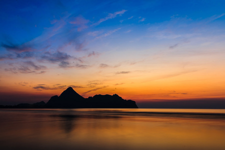 岛屿和海在一个黄昏的天空