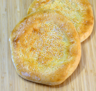 新鲜出炉的乌兹别克传统小麦面包