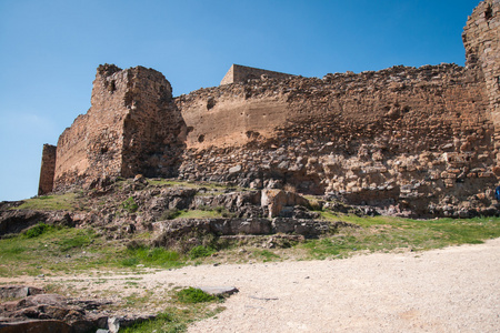 在 Trasmos 的一座城堡的废墟下的风景