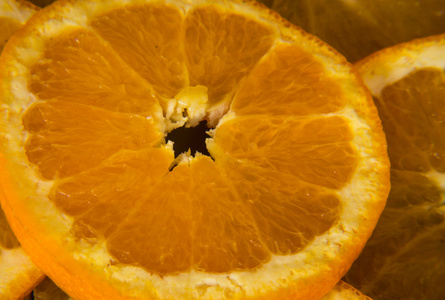 在片中成熟多汁的橘子