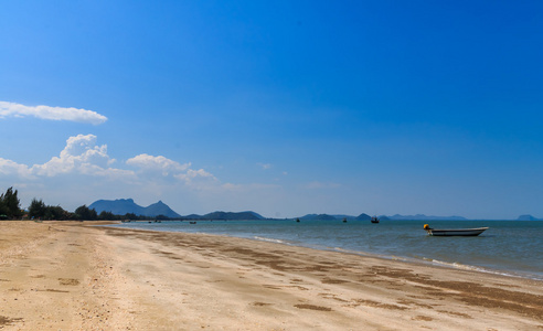 在山姆的投资回报率三百峰海滩，泰国地处热带的海滩。软焦点