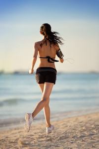 海滩上的女跑步运动员