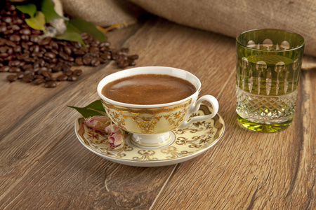传统土耳其咖啡的杯和咖啡豆的概念