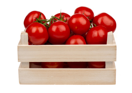 新鲜的西红柿，在孤立的木盒子里