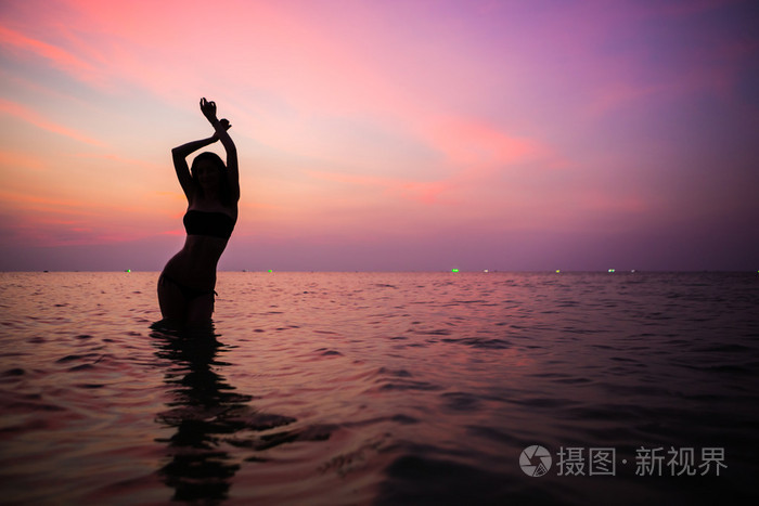 美丽运动的女性轮廓.晚上游泳