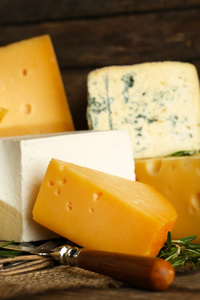 不同种类的奶酪上柳条托盘，特写